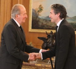 Su Majestad el Rey recibe el saludo del alcalde de Santander y presidente de la Federación de Municipios y Provincias (FEMP), Íñigo de la Serna Hernái